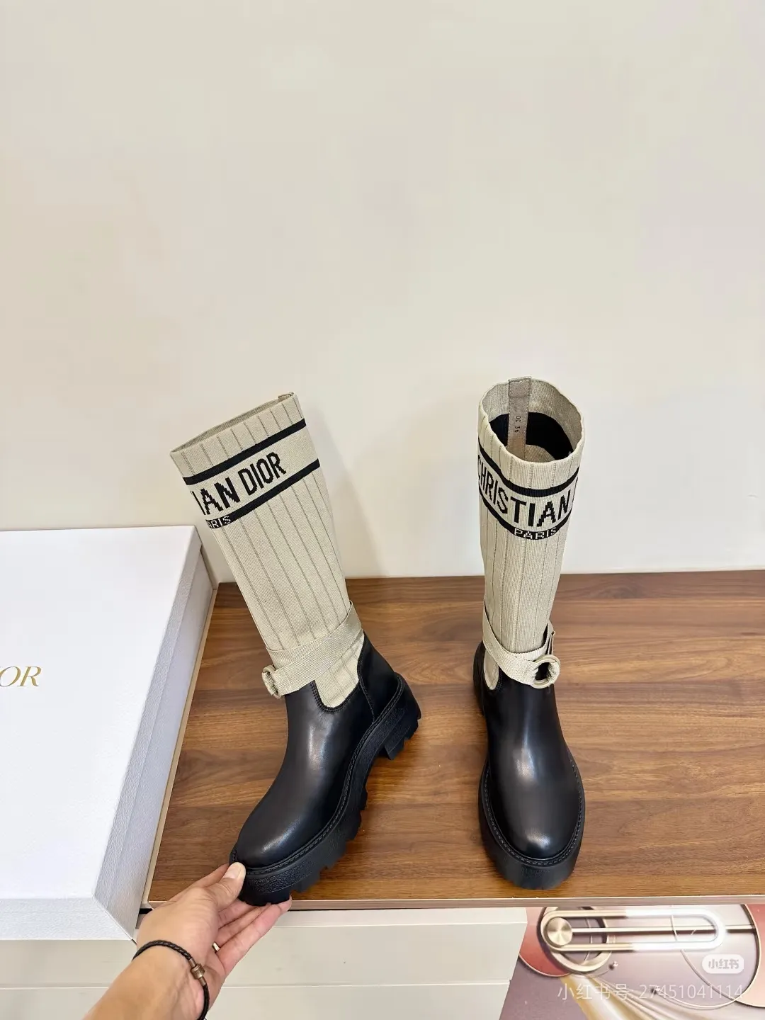 👟👟Ex-factory price 560👟👟Dior color matching new boots for autumn and winter, the latest flying woven letter logo for autumn and winter, round-toe high-top knight boots for women, the same style for celebrity Narna Qian and the same style for Yi Mengling. Material: First-layer cowhide spliced ​​with fly-knit fabric, sheepskin lining for feet, original molded TPU outsole Size: 35-40 yards